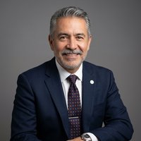 Dr. Eduardo Paredes